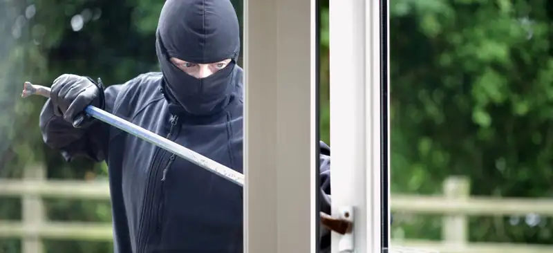 Effraction : porte forcée au pied-de-biche